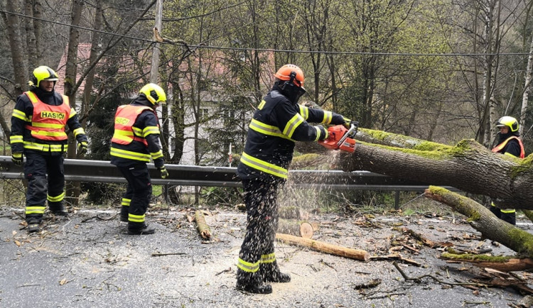 Silný vítr se prohnal Karlovarským krajem, hasiči se celý den nezastavili
