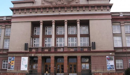 V Ostrově dokončují práce na výměně oken a opravě fasád Domu kultury