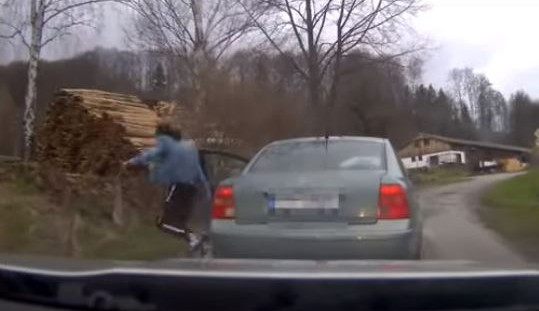 Šílenou jízdu auta na Náchodsku ukončil až zastavovací pás. V autě byli zdrogovaní muži a dívka v celostátním pátrání