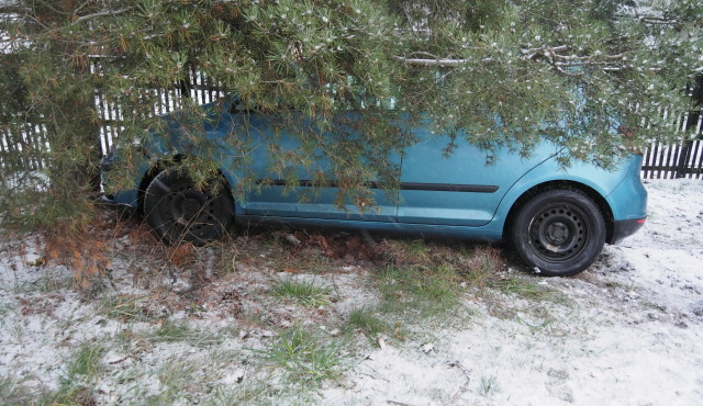 Řidič způsobil nehodu a ujel, policii dlouho neunikal, po nárazu mu upadla registrační značka