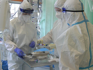 Nejtěžší vlnu pandemie přežily nemocnice díky odhodlanosti personálu