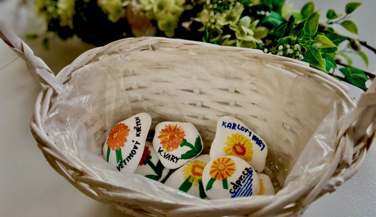 Květinové kamínky je možné nosit do budody karlovarského magistrátu