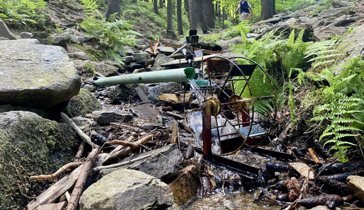 Mlýnky u lesního potůčku zvesela klapou už desítky let, opředeny jsou i řadou pověstí