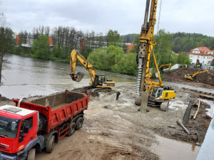 Demolice Dvorského mostu skončila, dodavatelská firma začíná betonovat pilíře mostu nového