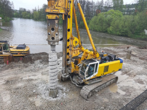 Demolice Dvorského mostu skončila, dodavatelská firma začíná betonovat pilíře mostu nového