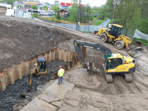 Demolice Dvorského mostu skončila, dodavatelská firma začíná betonovat pilíře mostu nového