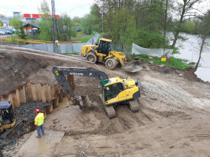 Demolice Dvorského mostu skončila, dodavatelská firma začíná betonovat pilíře mostu nového