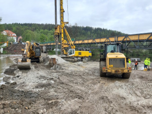 Demolice Dvorského mostu skončila, dodavatelská firma začíná betonovat pilíře mostu nového