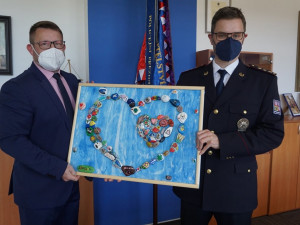 Kamínky, které lidé pomalovali jako poděkování zdravotníkům, dělají radost v podobě obrazů