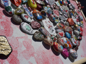 Kamínky, které lidé pomalovali jako poděkování zdravotníkům, dělají radost v podobě obrazů