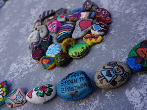 Kamínky, které lidé pomalovali jako poděkování zdravotníkům, dělají radost v podobě obrazů
