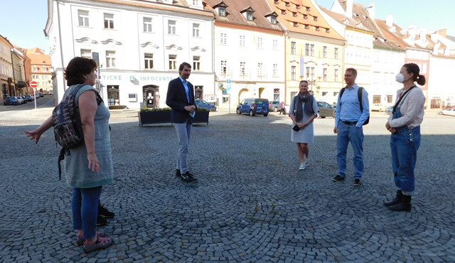 Starosta Chebu Antonín Jalovec vítá porotce soutěže.