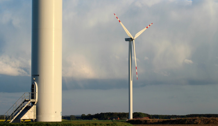 SUAS GROUP plánuje výstavbu solární a větrné elektrárny, zemědělskou půdu nezabere