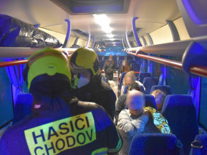 Hasiči z hořícího bytu zachránili uvězněné osoby, zbytek domu se musel evakuovat