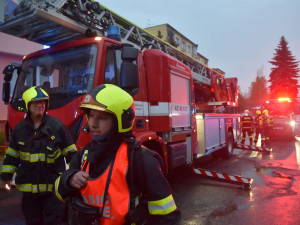 Hasiči z hořícího bytu zachránili uvězněné osoby, zbytek domu se musel evakuovat
