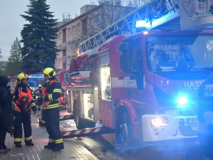 Hasiči z hořícího bytu zachránili uvězněné osoby, zbytek domu se musel evakuovat