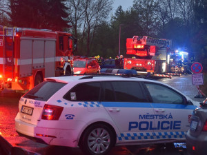 Hasiči z hořícího bytu zachránili uvězněné osoby, zbytek domu se musel evakuovat