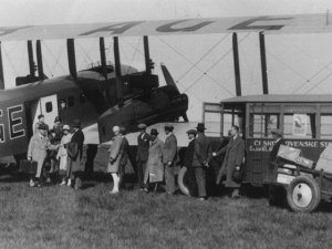 Nástup cestujících a nakládání zavazadel. 1937
