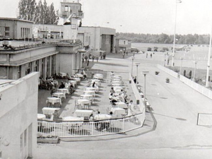 Letiště Karlovy Vary a jeho předzahrádka restaurace.1956