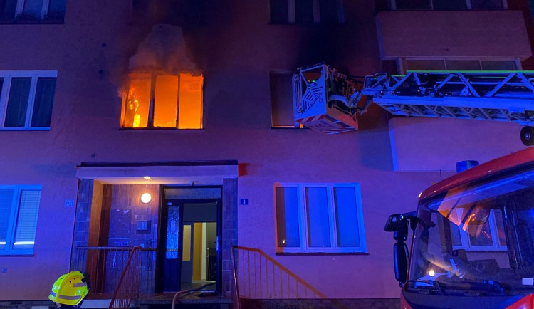 Hasiči z hořícího bytu zachránili uvězněné osoby, zbytek domu se musel evakuovat