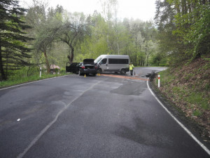 Mladý řidič Audi riskoval a srazil se s dodávkou, výsledkem je šest zraněných
