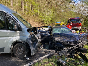 Mladý řidič Audi riskoval a srazil se s dodávkou, výsledkem je šest zraněných