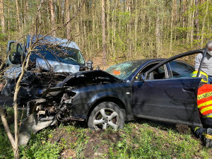 Mladý řidič Audi riskoval a srazil se s dodávkou, výsledkem je šest zraněných