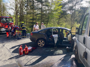 Mladý řidič Audi riskoval a srazil se s dodávkou, výsledkem je šest zraněných
