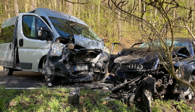 Mladý řidič Audi riskoval a srazil se s dodávkou, výsledkem je šest zraněných