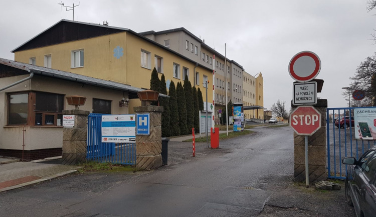 Rekonstrukce chebské nemocnice bude mít zhruba měsíční zpoždění