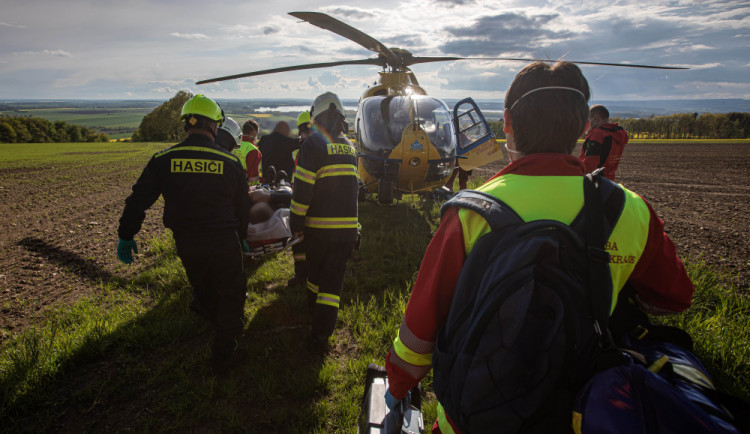 Pro vážně zraněného motorkáře u Náchoda letěl vrtulník