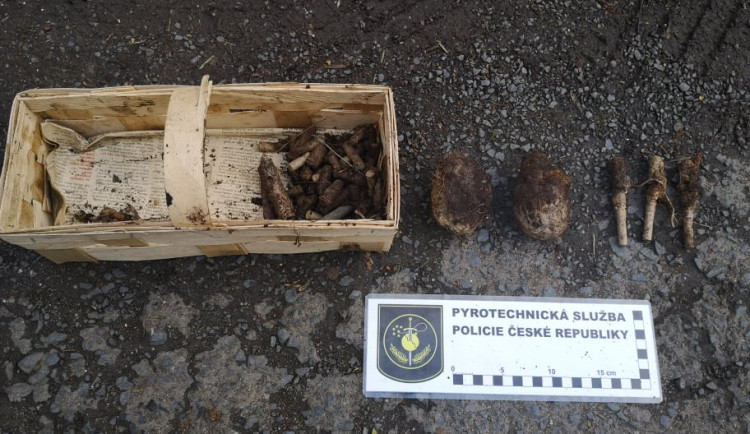 Muž při výkopových pracích nalezl dva granáty a půl kila další munice