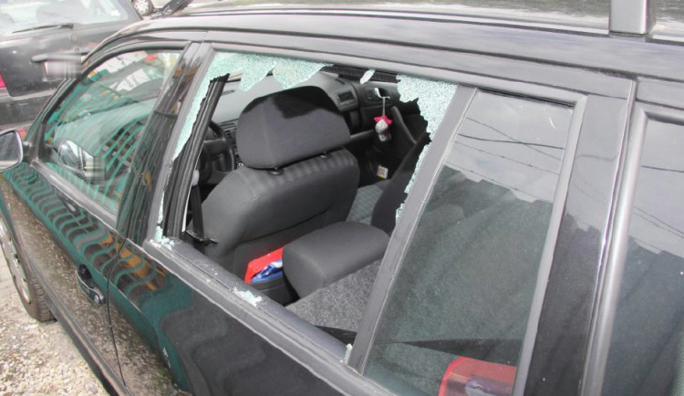 Řádění lupiče je u konce. Policisté dopadli muže, který vykradl několik aut