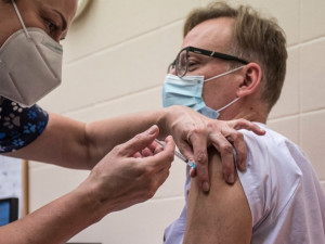 Karlovarský kraj slíbil otevřít devět očkovacích center, slib ale nesplnil