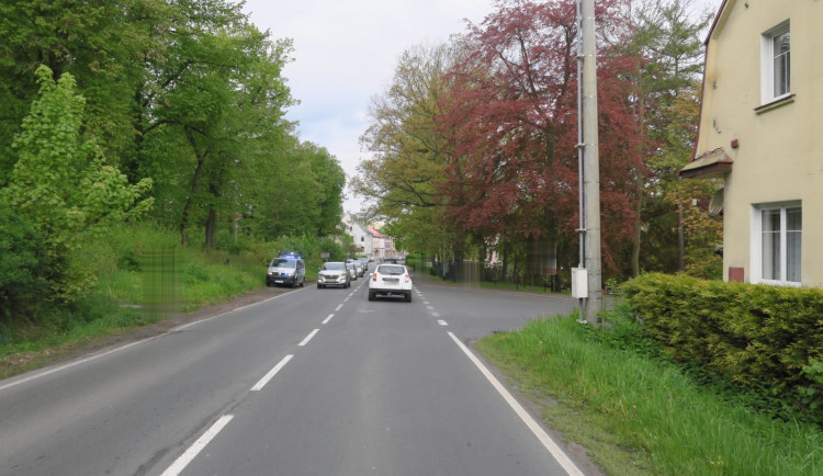 Řidič osobáku srazil na křižovatce cyklistu a od nehody ujel, policie hledá svědky