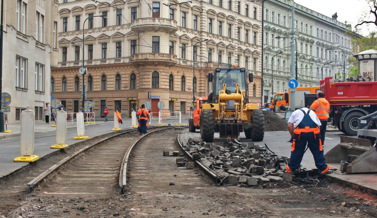 Oprava kolejí u hlavního nádraží je v plném proudu. Podívejte se, jak to u hlaváku nyní vypadá