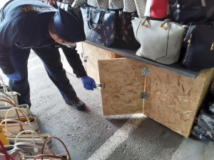 Celníci vyrazili na dvě tržnice a našli padělky zboží za dva miliony korun