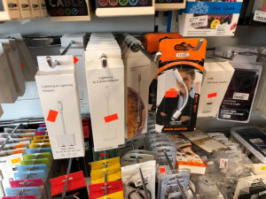 Celníci vyrazili na dvě tržnice a našli padělky zboží za dva miliony korun