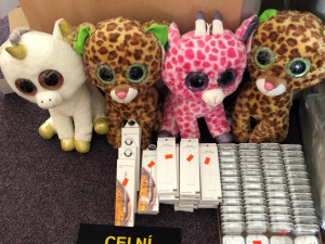 Celníci vyrazili na dvě tržnice a našli padělky zboží za dva miliony korun