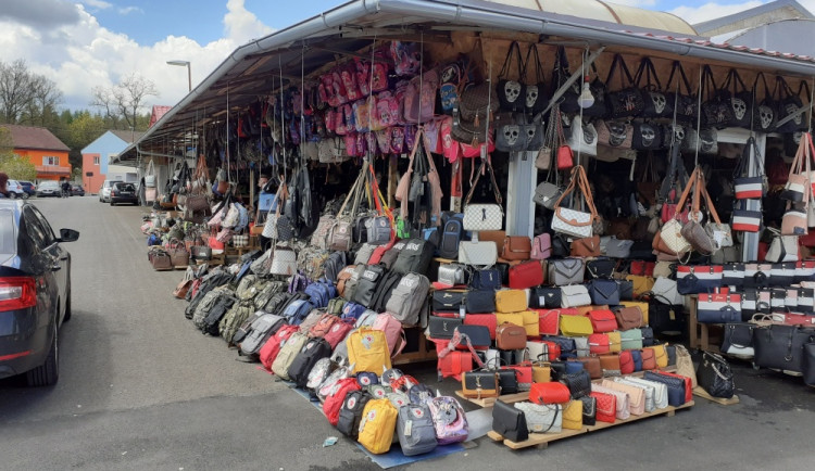 Celníci vyrazili na dvě tržnice a našli padělky zboží za dva miliony korun