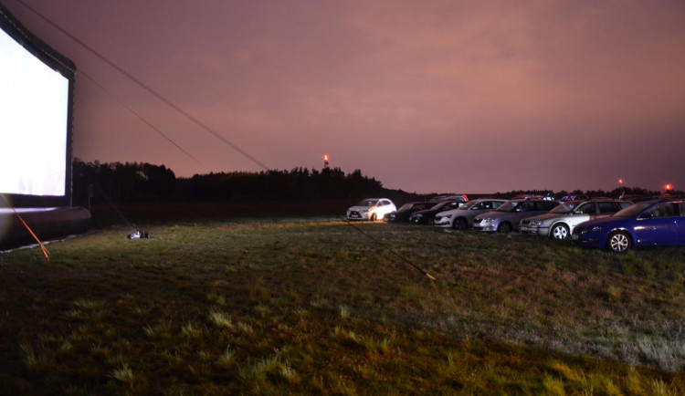 Filmoví fanoušci si musejí počkat, autokino na letišti bude až v červnu