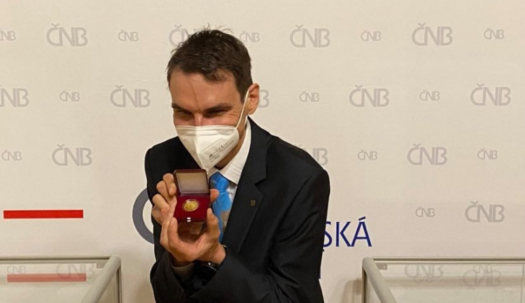 Starosta Chebu Antonín Jalovec se zlatou mincí města