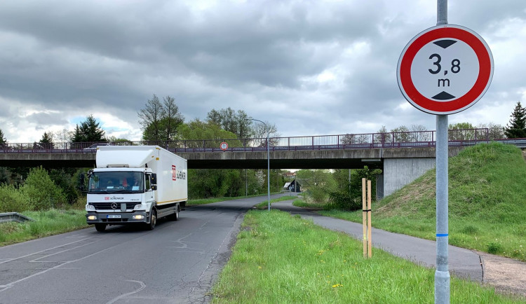 Silničáři zvýší průjezdní výšku mostu, časté nehody kamionů tak budou minulostí