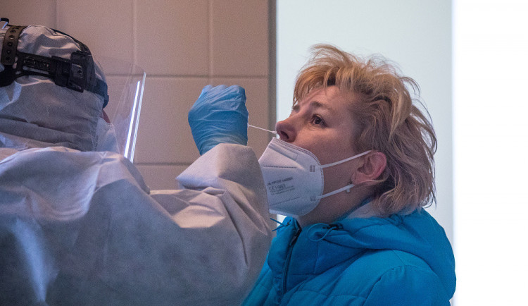 Po zmírnění opatření může pokles epidemie zpomalit, tvrdí odborníci