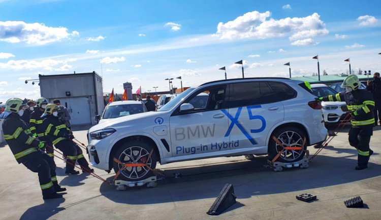 Olomoučtí hasiči vynalezli vozík pro zásah u hořícího elektromobilu