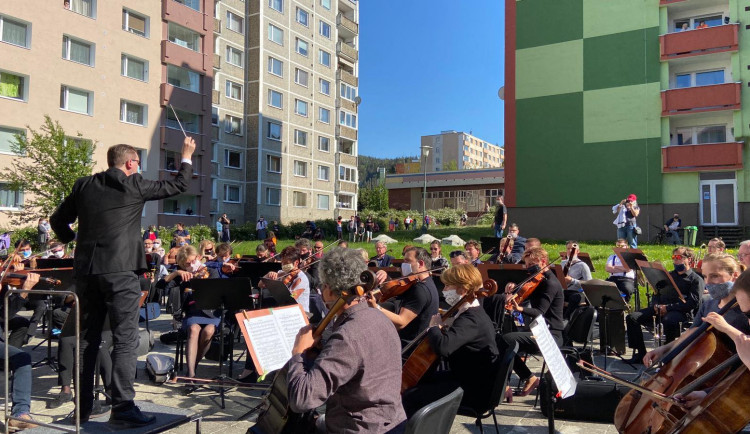 Symfonici opět rozehrají svůj koncert na sídlišti, tentokrát v Rybářích