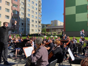 Symfonici opět rozehrají svůj koncert na sídlišti, tentokrát v Rybářích