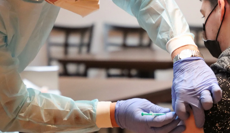 K očkování se ode dneška mohou registrovat zájemci starší 16 let