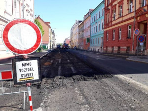V Chebu začala celková rekonstrukce Karlovy Ulice, potrvá do podzimu