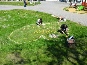 Žluté kytičky nahradily malované kamínky, každý z nich finančně podpoří Ligu proti rakovině